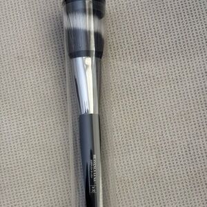 It NWOT Black and Silver Airbrush Blush Brush